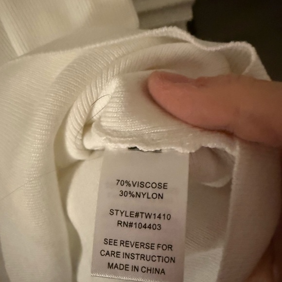 Elegant White Sleeveless Top - Picture 5 of 5